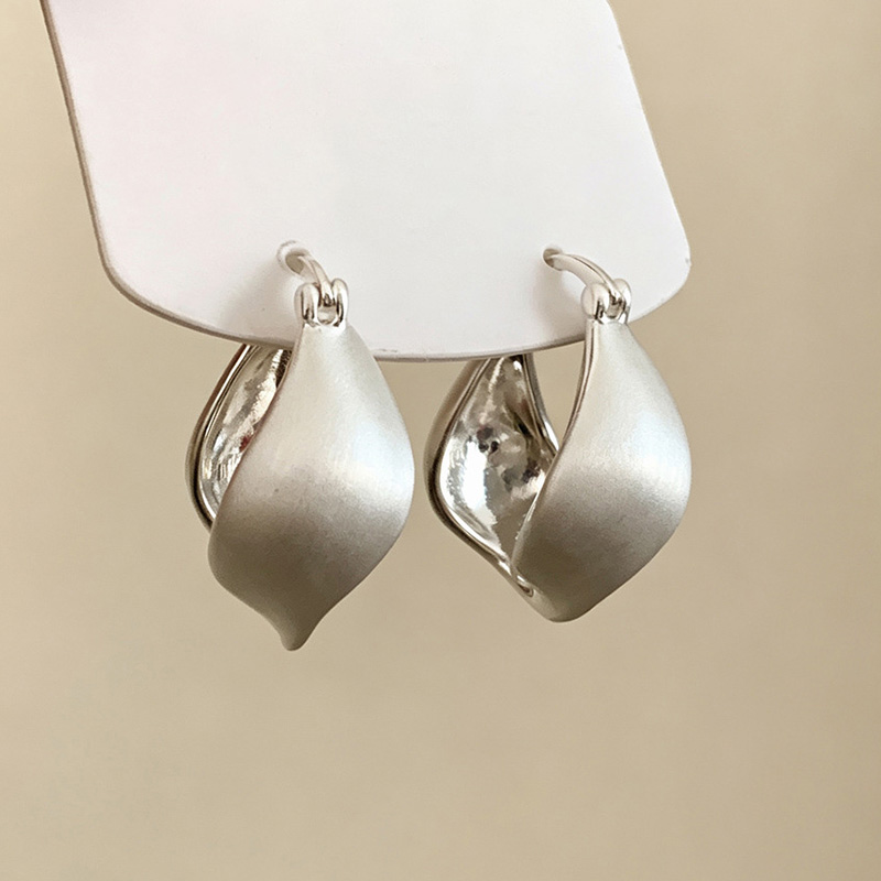 Srebrne kolczyki w kształcie l – Women Accessories Drawing recenzja i cena